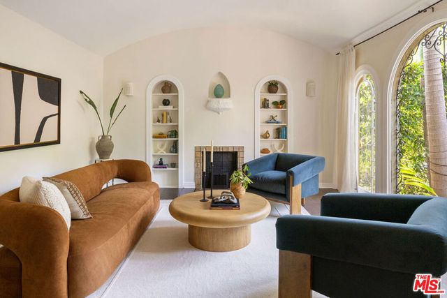 830 Robinson Street, Los Angeles, CA 90026