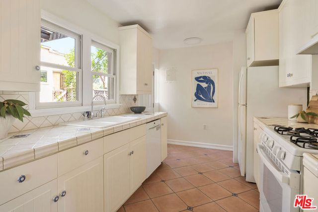 830 Robinson Street, Los Angeles, CA 90026
