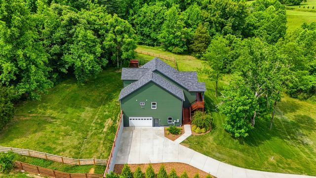 157 Lena Loop, Burns, TN 37029