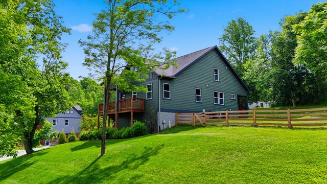 157 Lena Loop, Burns, TN 37029