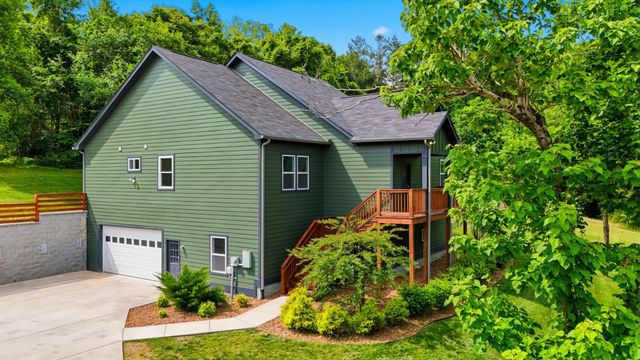 157 Lena Loop, Burns, TN 37029