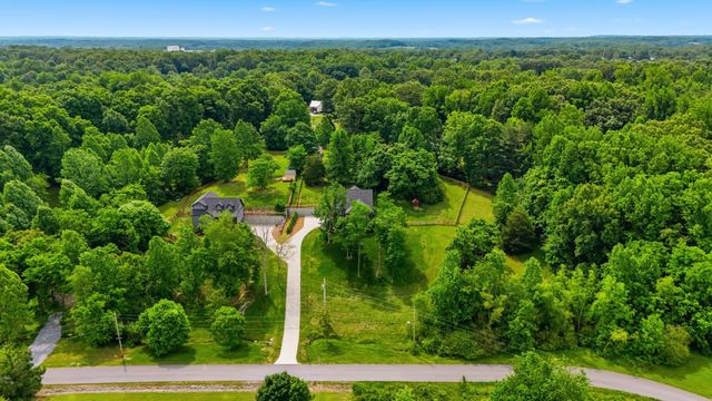157 Lena Loop, Burns, TN 37029
