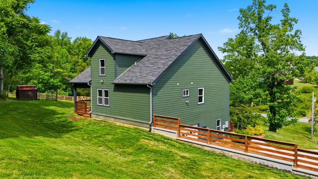 157 Lena Loop, Burns, TN 37029