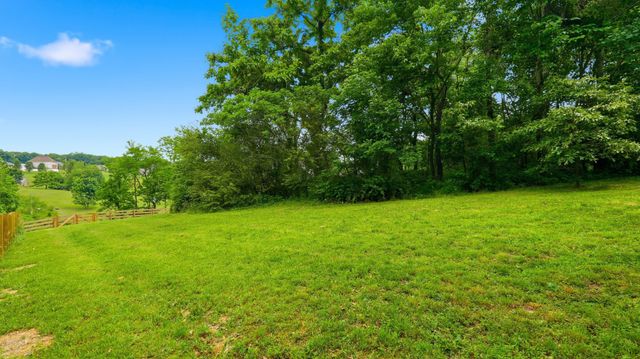 157 Lena Loop, Burns, TN 37029