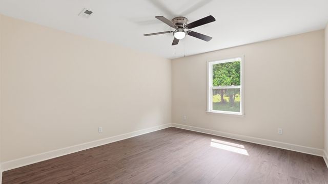 157 Lena Loop, Burns, TN 37029