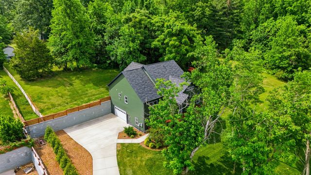 157 Lena Loop, Burns, TN 37029