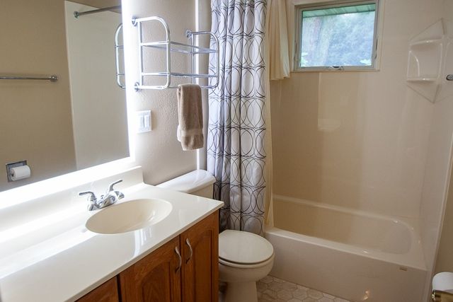 2904 77th Street, Urbandale, IA 50322