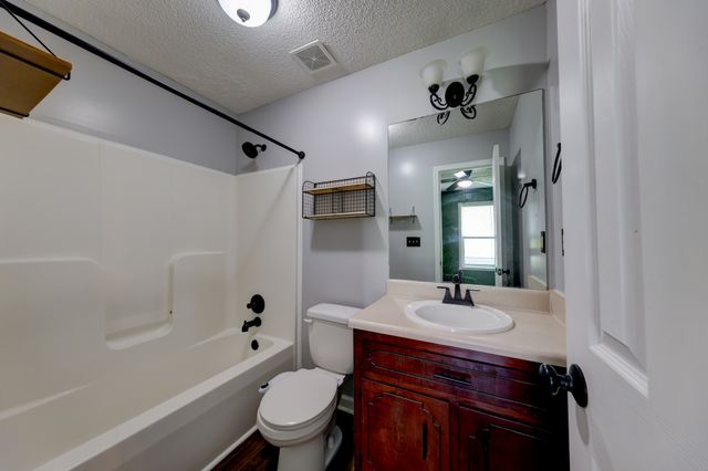 3253 N Senseney Cir, Clarksville, TN 37042