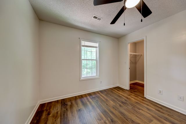 3253 N Senseney Cir, Clarksville, TN 37042