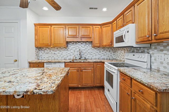 8537 Applegate Village Dr, Louisville, KY 40219