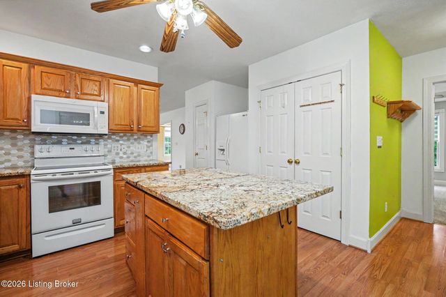 8537 Applegate Village Dr, Louisville, KY 40219