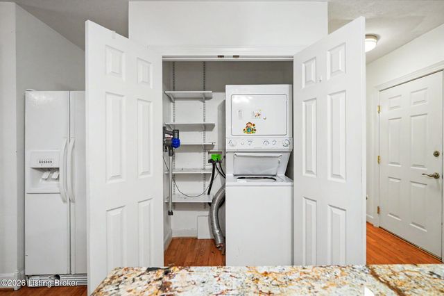 8537 Applegate Village Dr, Louisville, KY 40219