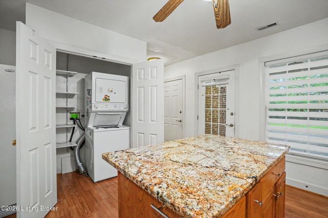 8537 Applegate Village Dr, Louisville, KY 40219