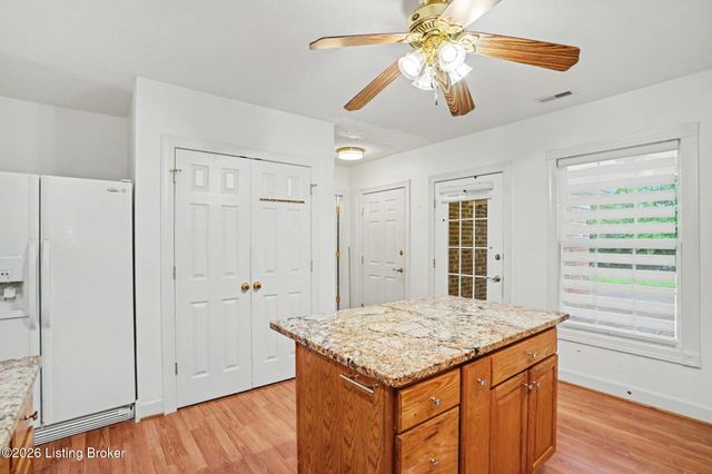 8537 Applegate Village Dr, Louisville, KY 40219