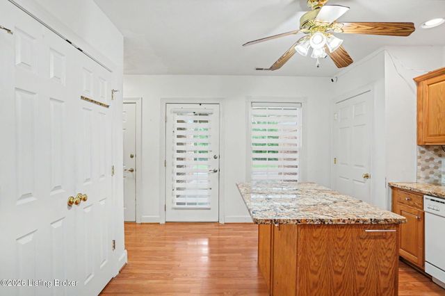 8537 Applegate Village Dr, Louisville, KY 40219