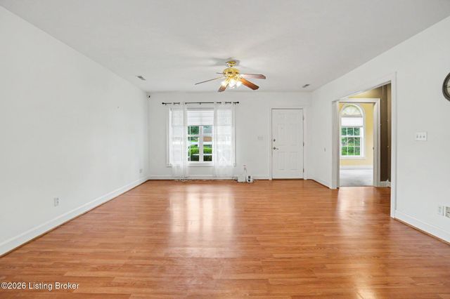 8537 Applegate Village Dr, Louisville, KY 40219