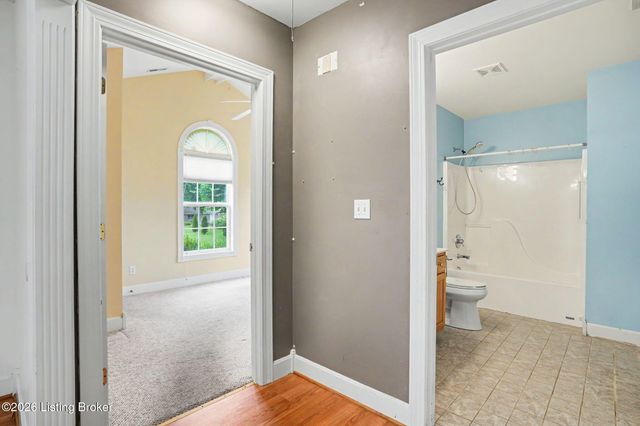 8537 Applegate Village Dr, Louisville, KY 40219