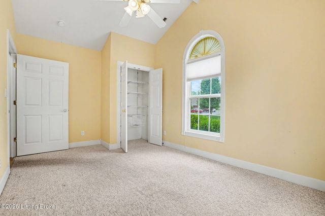 8537 Applegate Village Dr, Louisville, KY 40219