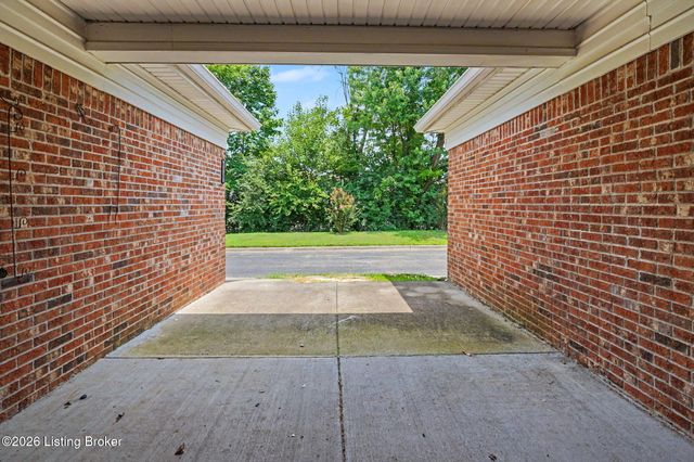 8537 Applegate Village Dr, Louisville, KY 40219