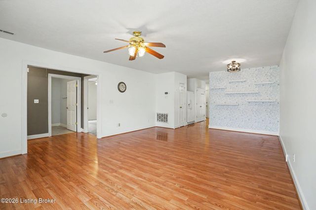 8537 Applegate Village Dr, Louisville, KY 40219