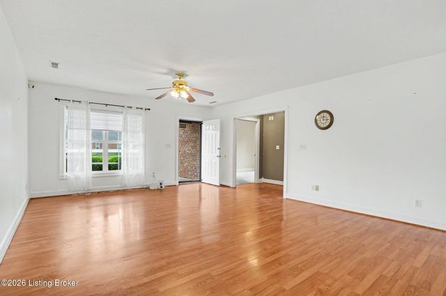 8537 Applegate Village Dr, Louisville, KY 40219
