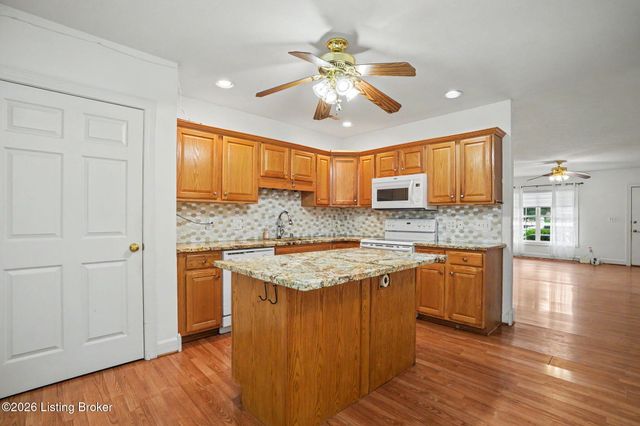 8537 Applegate Village Dr, Louisville, KY 40219
