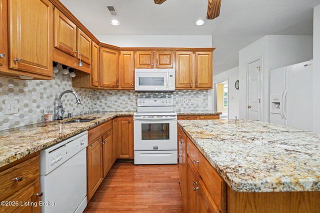 8537 Applegate Village Dr, Louisville, KY 40219