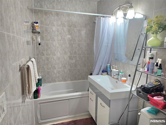 560 North Avenue I, Fort Lee, NJ 07024