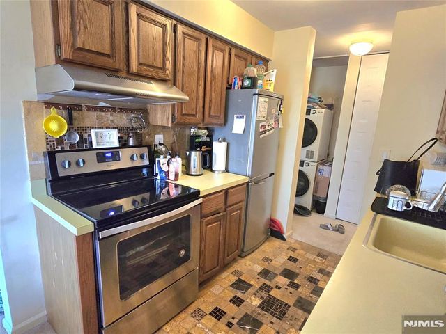 560 North Avenue I, Fort Lee, NJ 07024