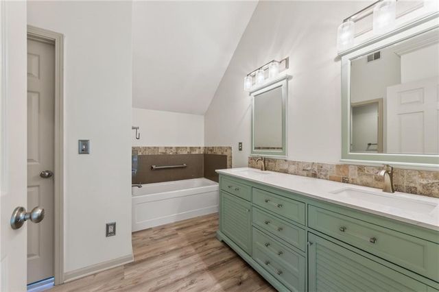 9027 N Manning Avenue, Kansas City, MO 64157