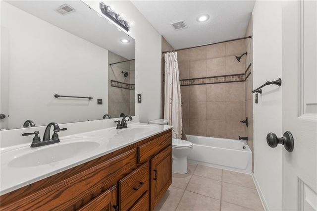 9027 N Manning Avenue, Kansas City, MO 64157