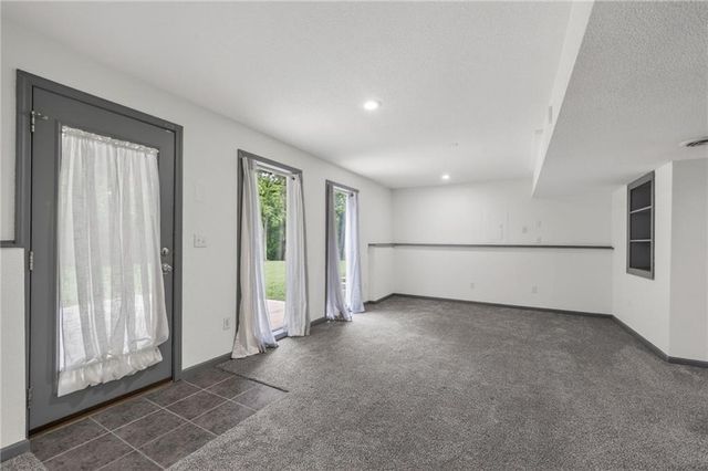 9027 N Manning Avenue, Kansas City, MO 64157