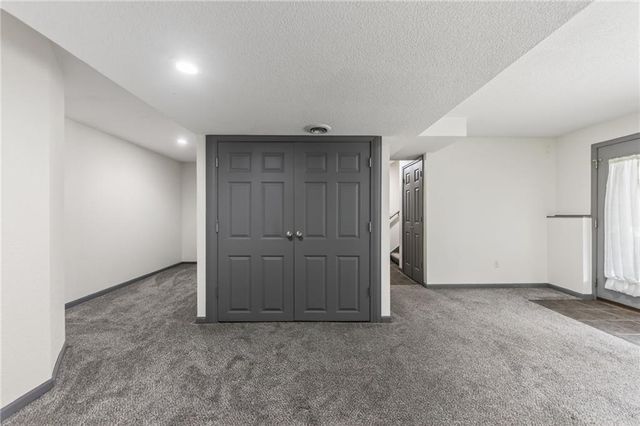 9027 N Manning Avenue, Kansas City, MO 64157