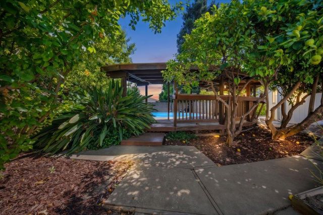7171 Westmoreland Way, Sacramento, CA 95831