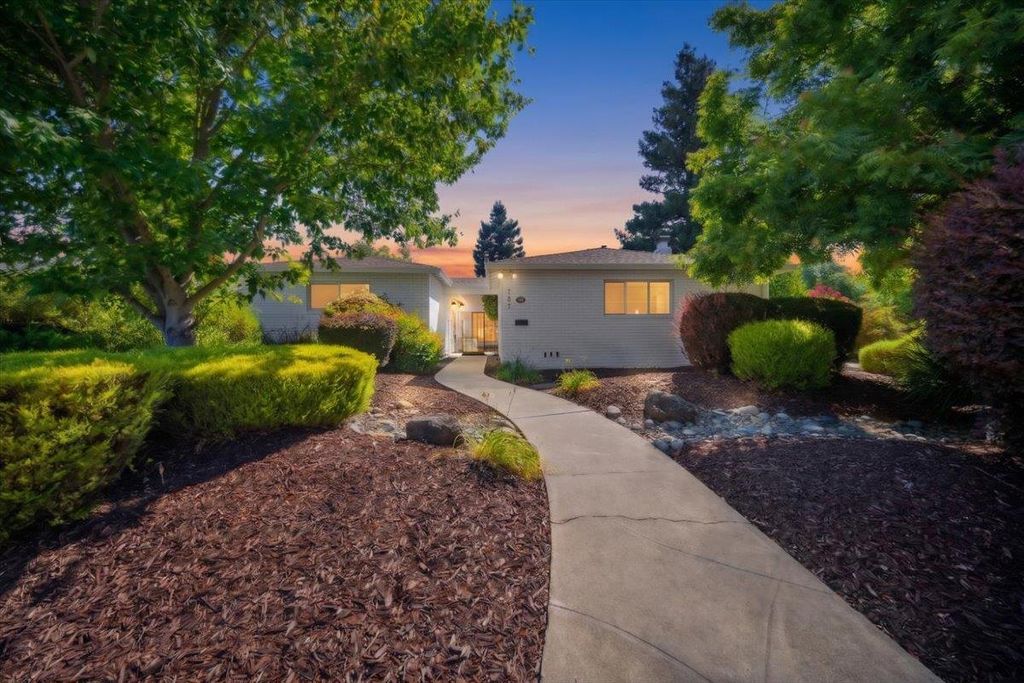 7171 Westmoreland Way, Sacramento, CA 95831
