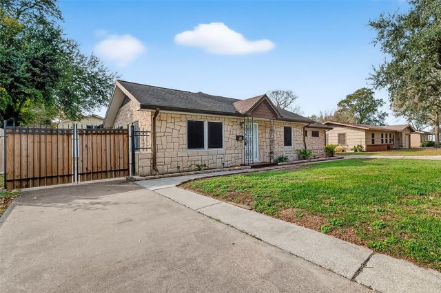 425 20th Avenue N, Texas City, TX 77590