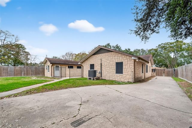425 20th Avenue N, Texas City, TX 77590