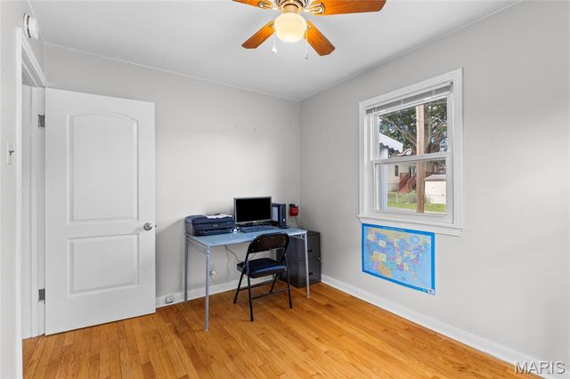 9621 Clyde Avenue, St Louis, MO 63125