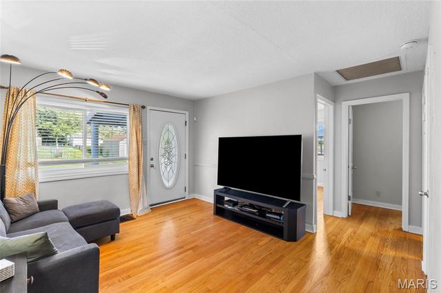9621 Clyde Avenue, St Louis, MO 63125