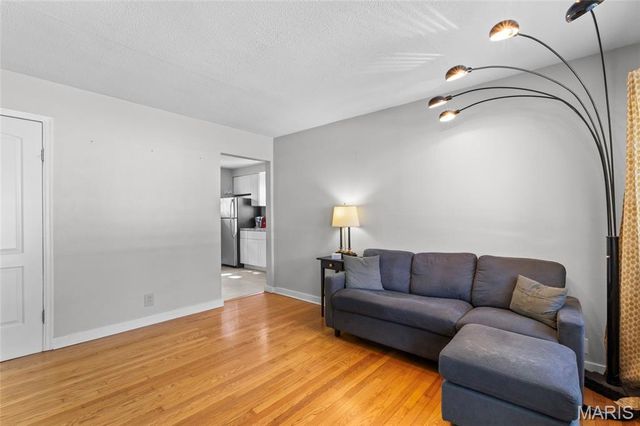 9621 Clyde Avenue, St Louis, MO 63125