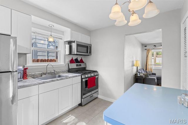 9621 Clyde Avenue, St Louis, MO 63125