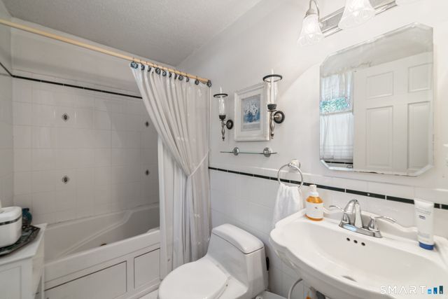 105 Inwood Lane, Bristol, CT 06010