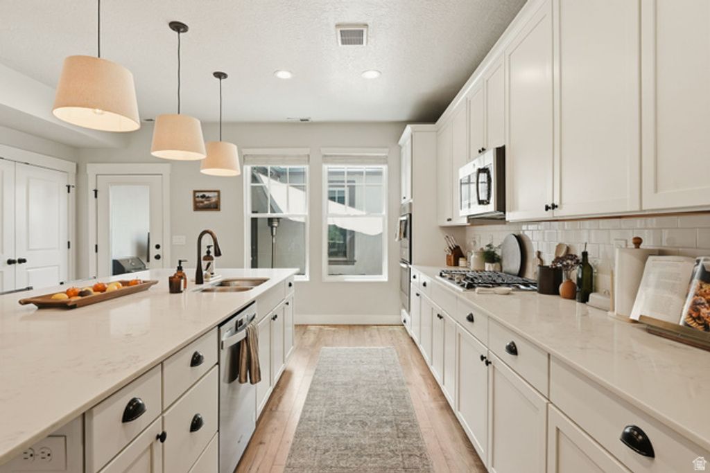 Image 12 of property listing at 10574 S OQUIRRH LAKE RD, South Jordan, UT 84009
