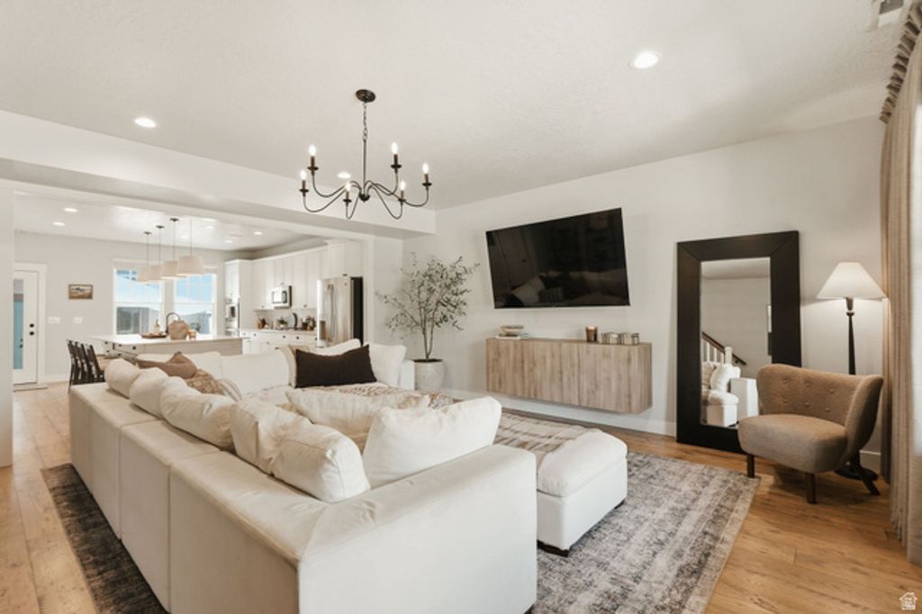 Image 7 of property listing at 10574 S OQUIRRH LAKE RD, South Jordan, UT 84009