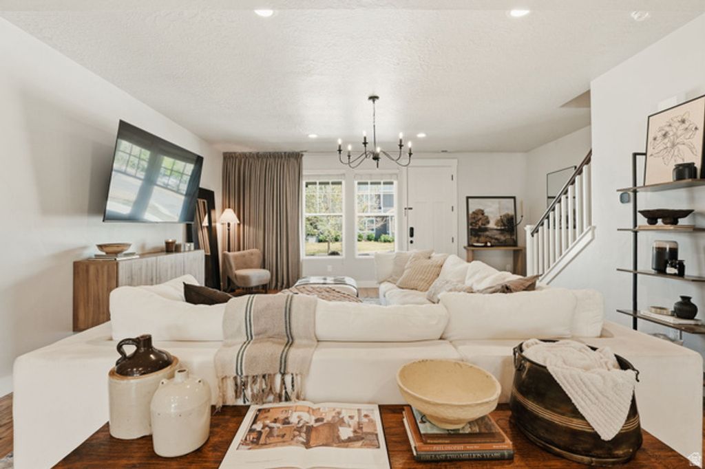 Image 8 of property listing at 10574 S OQUIRRH LAKE RD, South Jordan, UT 84009
