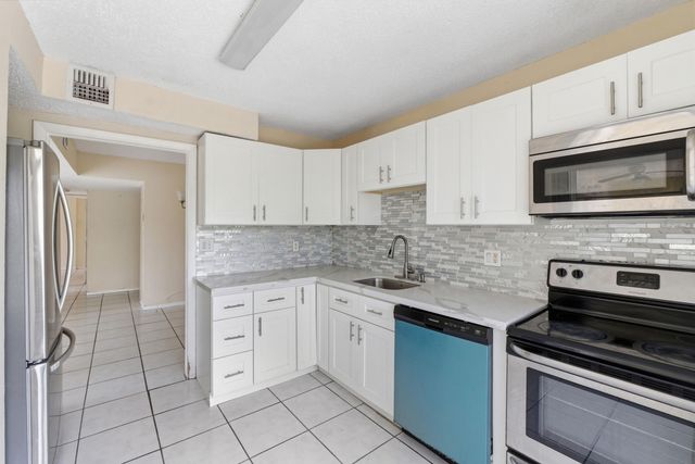 4152 Inverrary Drive 311, Lauderhill, FL 33319