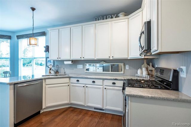 26727 Wilton Court, New Hudson, MI 48165