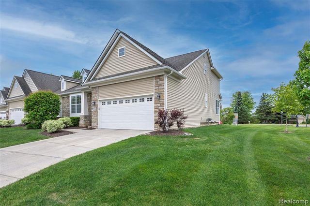 26727 Wilton Court, New Hudson, MI 48165