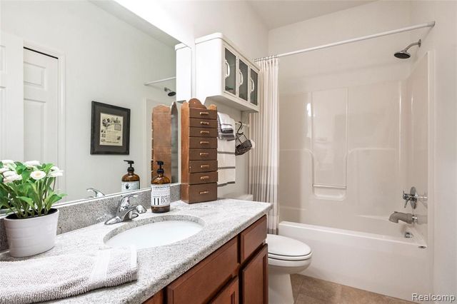 26727 Wilton Court, New Hudson, MI 48165