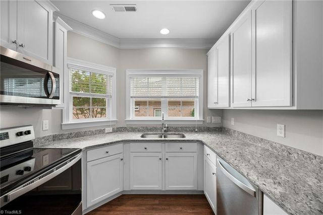 2934 York Place Drive, Walkertown, NC 27051